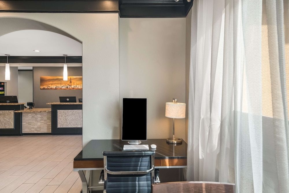 Best Western South Plains Inn & Suites0