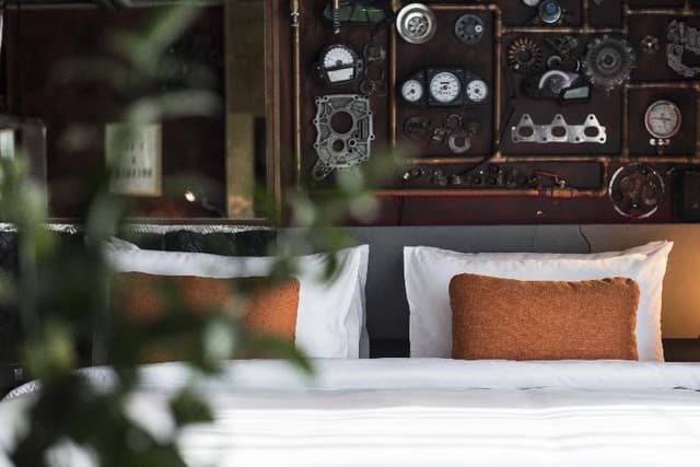 DOUBLE KING SIZE BED