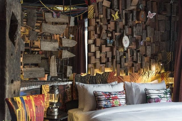 DOUBLE KING SIZE BED