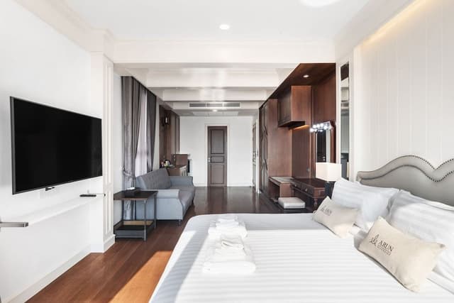 Executive Studio Suite, River View