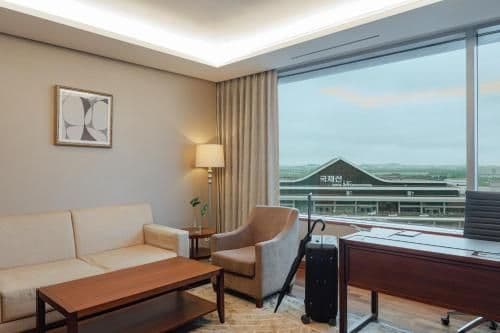 Superior Suite Double with Airport View