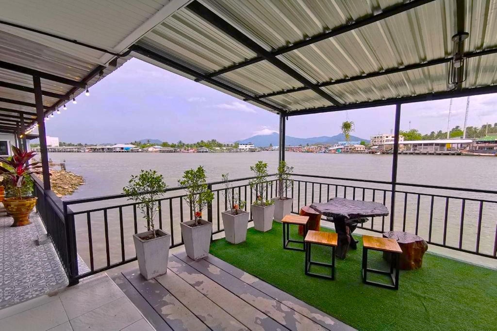 ชายใหญ่ ริเวอร์ ฟรอนต์ โฮเทล (Chaiyai River Front Hotel)4