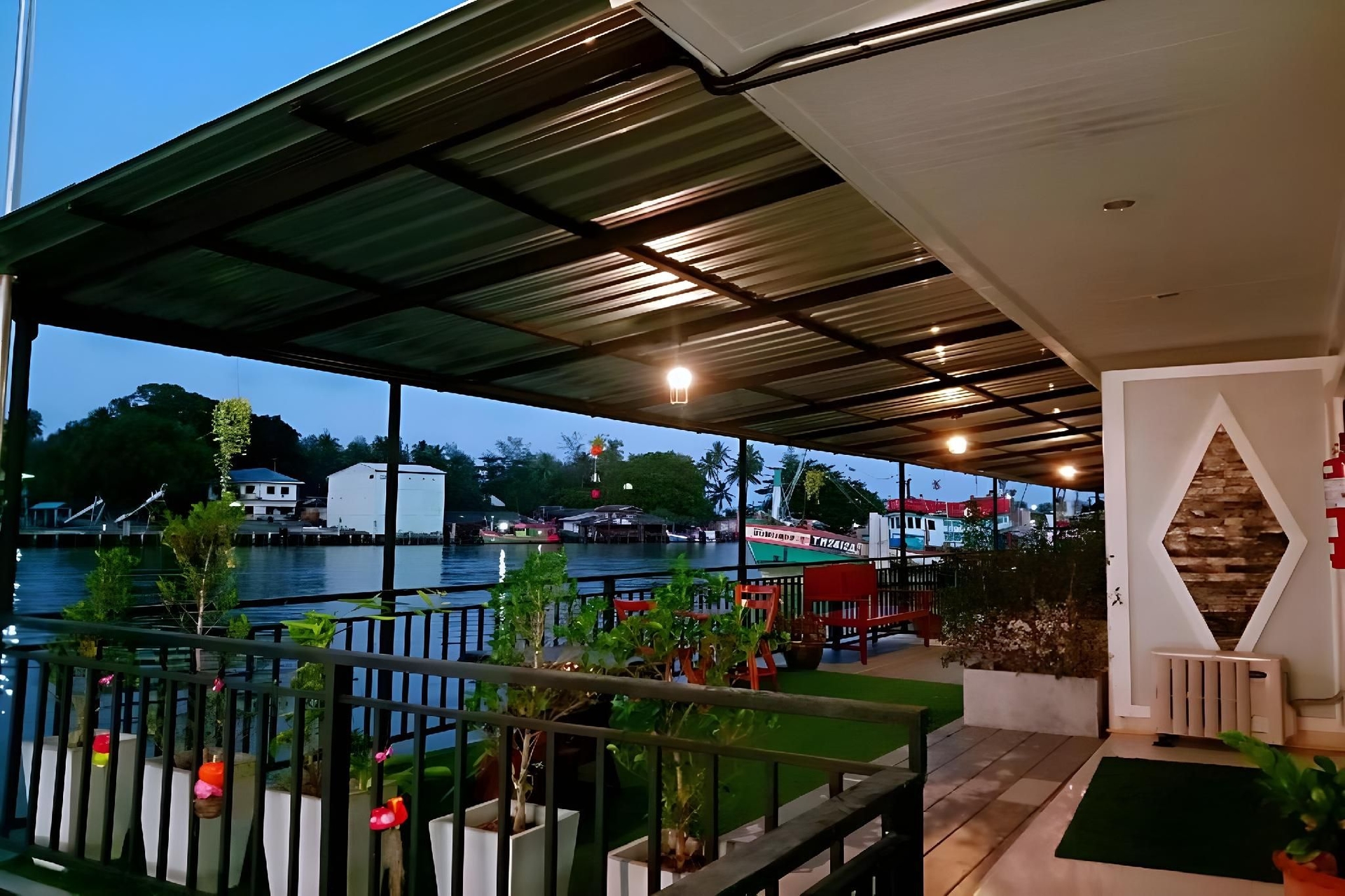 ชายใหญ่ ริเวอร์ ฟรอนต์ โฮเทล (Chaiyai River Front Hotel)3