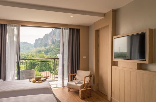 Deluxe Limestone Cliff View