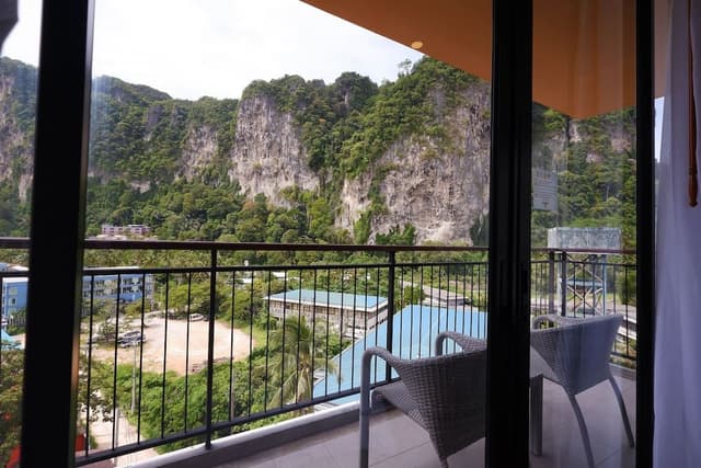 Deluxe Limestone Cliff View