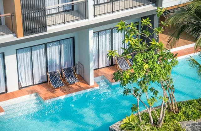 Deluxe Pool Access