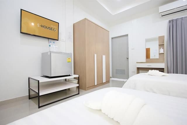 Standard Twin Beds Room