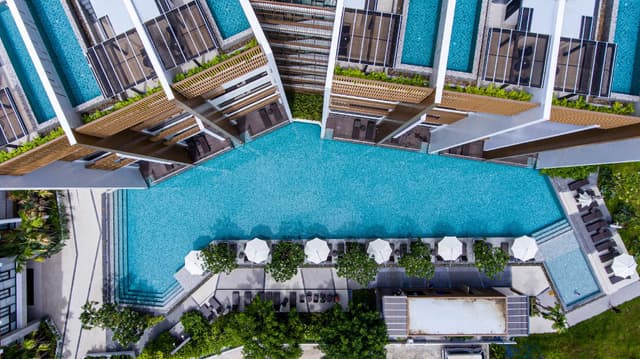 Suite Pool View