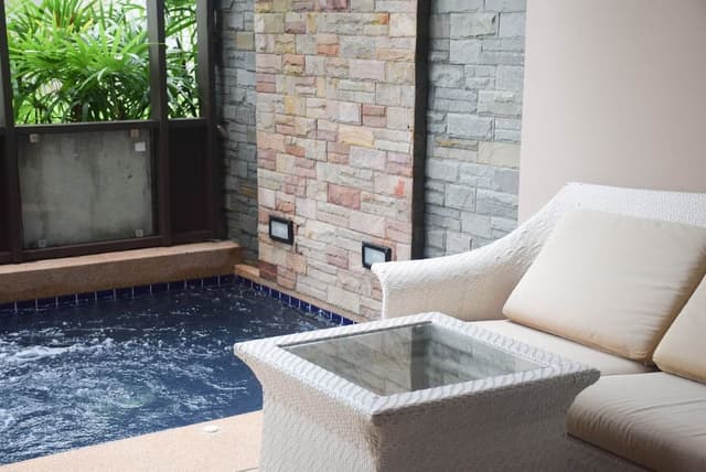 One Bedroom with Kitchen and Pool
