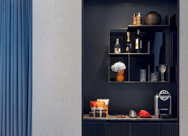 Room (Essential)