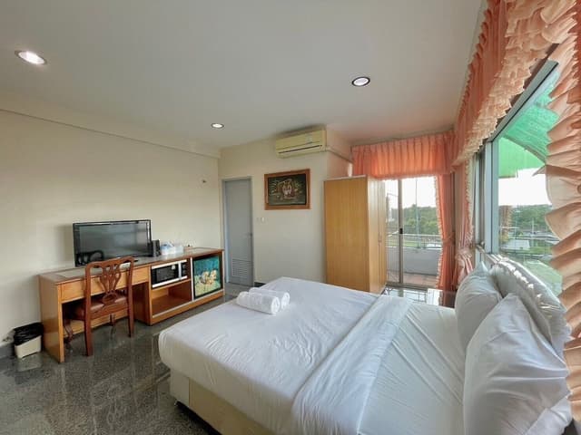 Deluxe King Room with Bathtub