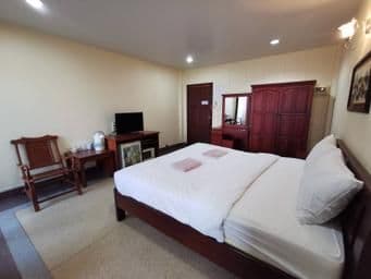 Deluxe King Room with Bathtub