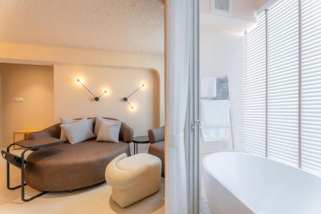 Suite, City View