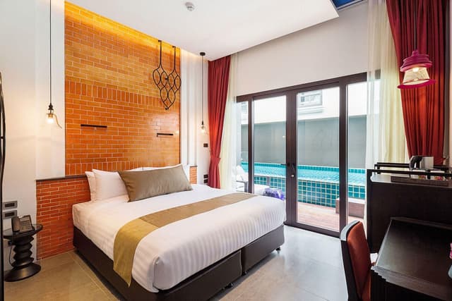 Deluxe Pool Access Room