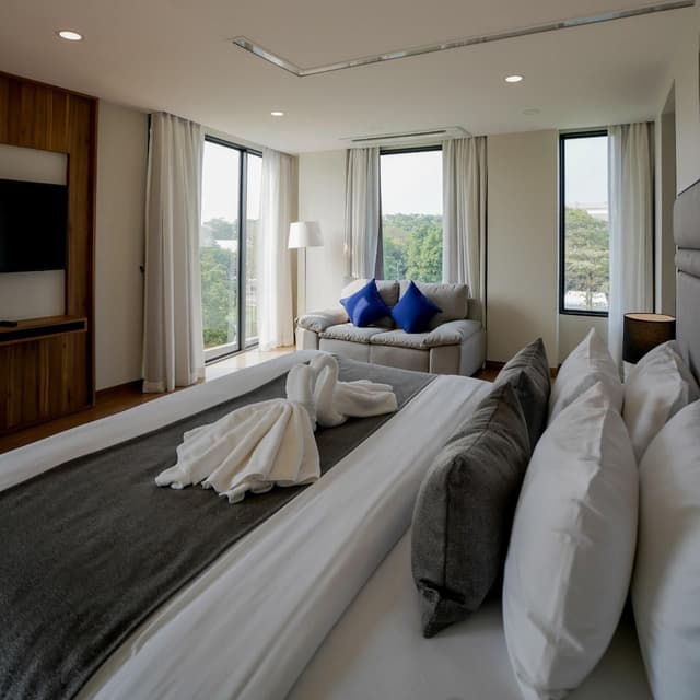 Suite Pool View