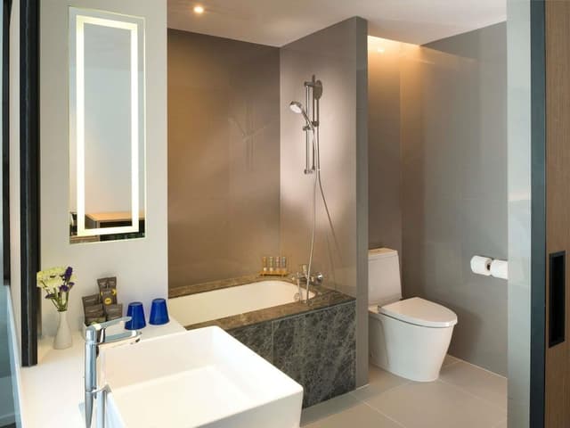 Deluxe Room, 1 King Bed, Bathtub (Grand)