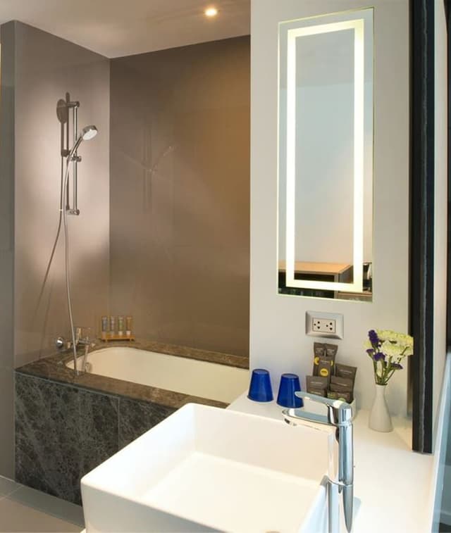 Deluxe Room, 1 King Bed, Bathtub (Grand)