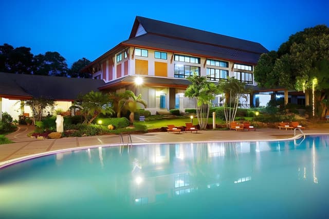 Deluxe House with Pool View