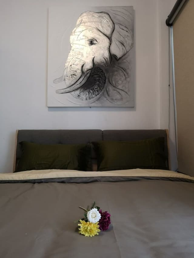 Standard Townhome, 1 Queen Bed, Non Smoking, Shared Bathroom