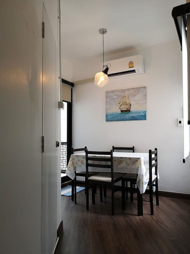 Standard Townhome, 1 Queen Bed, Non Smoking, Shared Bathroom