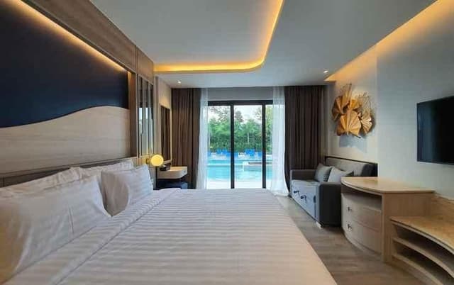 Deluxe Pool Access