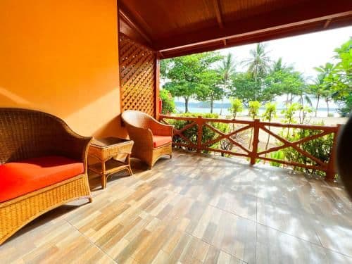 Deluxe Beachfront Suite