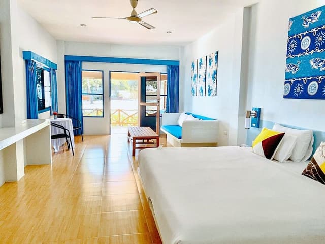 Deluxe Beachfront Suite