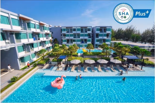 Deluxe Pool Access Room
