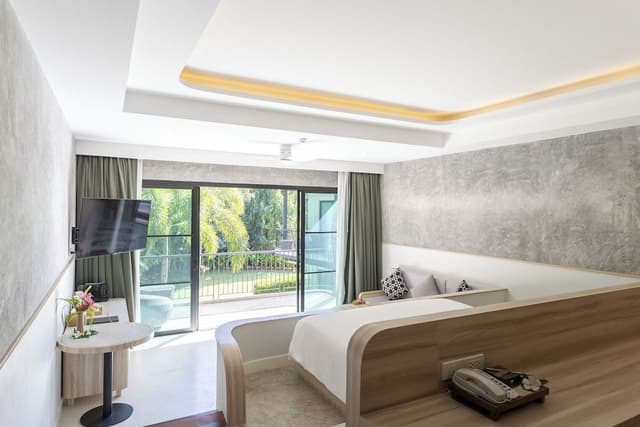 Executive Studio Suite, 1 King Bed, Balcony, Pool View