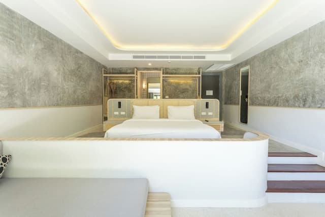 Executive Studio Suite, 1 King Bed, Balcony, Pool View
