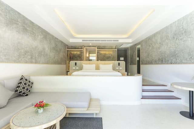 Executive Studio Suite, 1 King Bed, Balcony, Pool View