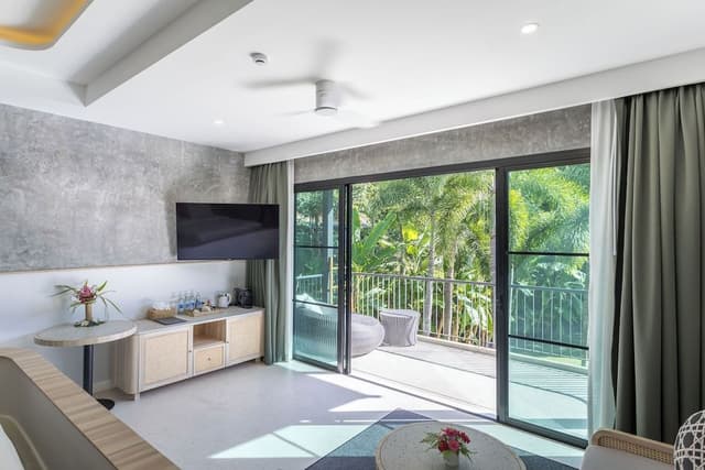 Executive Studio Suite, 1 King Bed, Balcony, Pool View