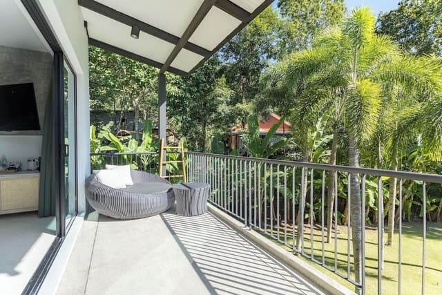 Executive Studio Suite, 1 King Bed, Balcony, Pool View