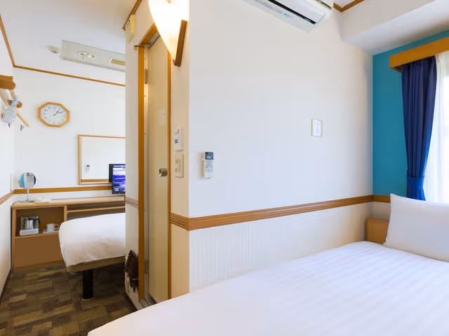 Separate Twin Room, Smoking