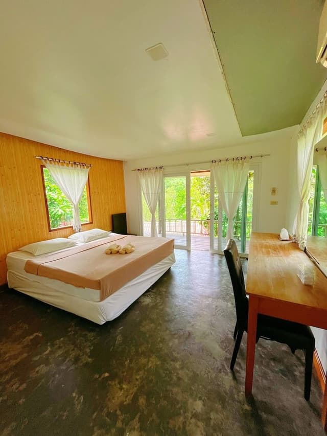 Air-Con Bungalow with Garden Down Hill