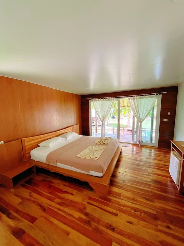 Air-Con Bungalow with Garden Down Hill