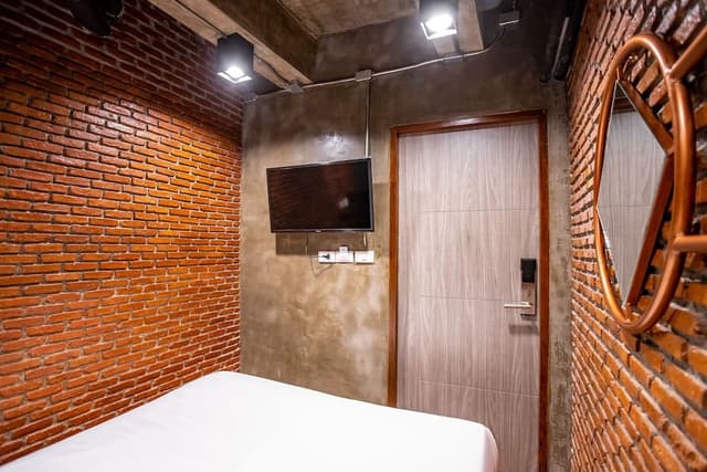 Capsule Superior Queen Bed with Shared Bathroom