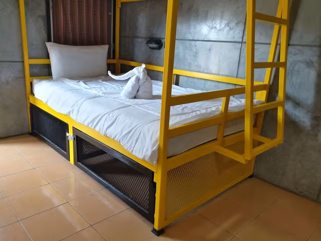 Shared Dormitory, Women only