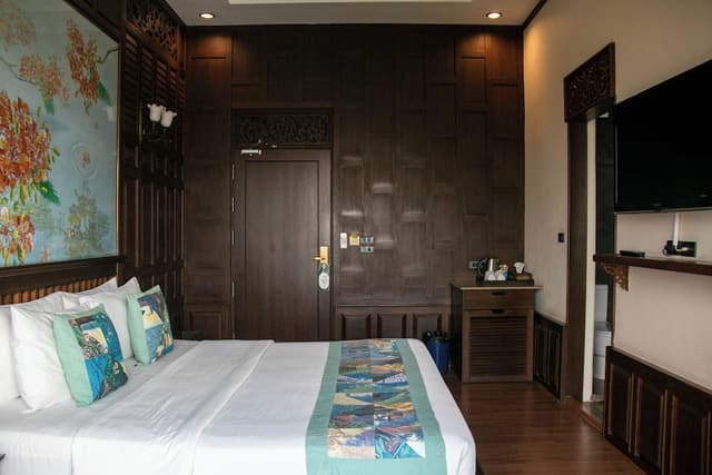 Suite bathtub (Main Building)