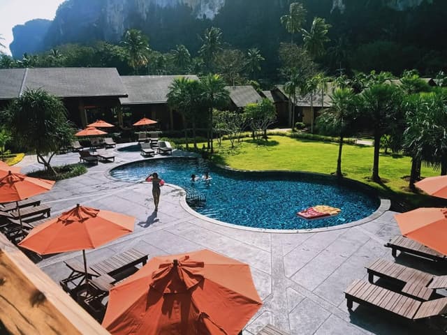 Deluxe King Room with Pool Access