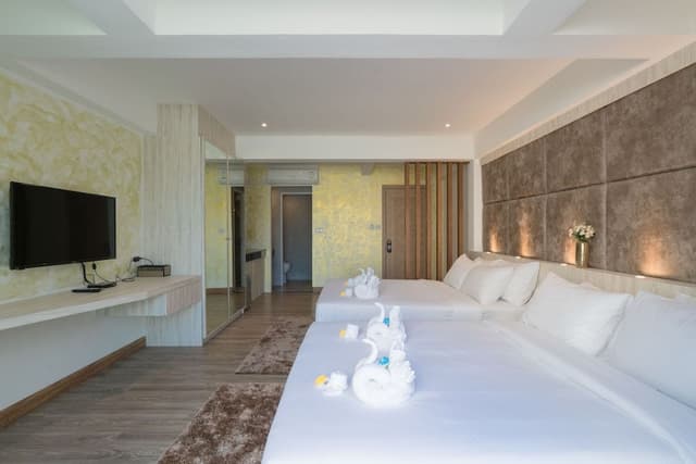 Deluxe Quadruple with Balcony (Sea View)