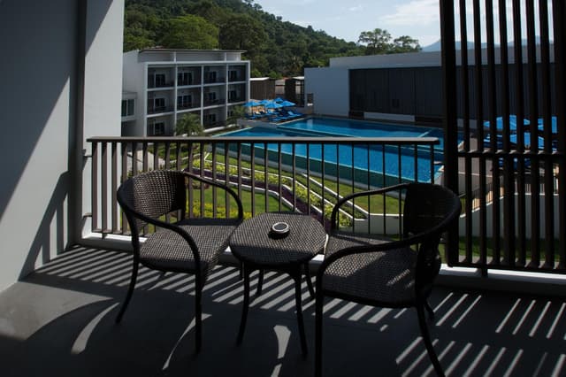 Deluxe Pool View Room