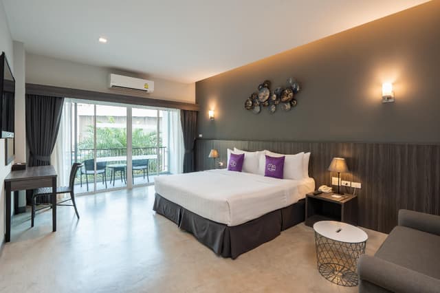 Deluxe Pool View Room
