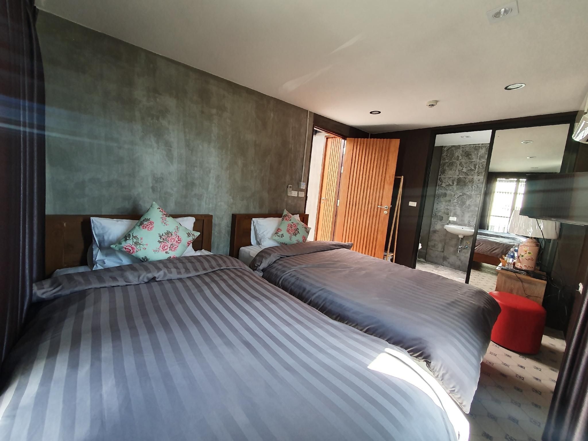 Baan Wualamphong1