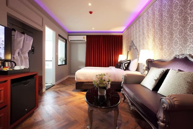 Premier Double Room, Jetted Tub (Street View)