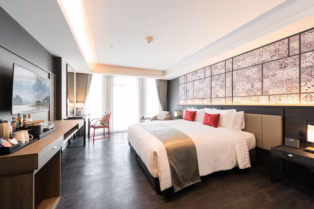 Suite, 1 King Bed (One Bedroom)