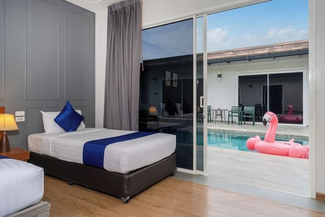 DeLuxe Family Room with Pool Access