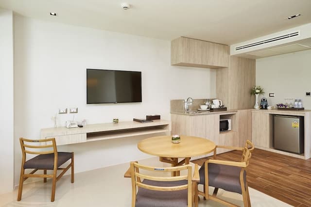 Grand Deluxe Pantry