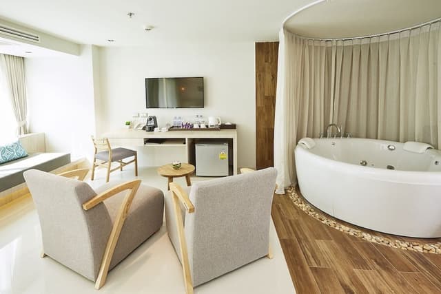 Grand Deluxe Jacuzzi