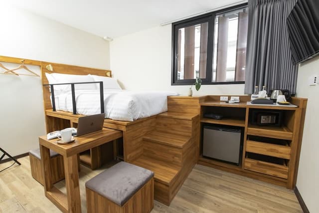 Design Room, 1 Queen Bed, Non Smoking, City View